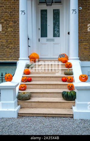 Citrouille Halloween décorations sur les étapes d'une London House Banque D'Images