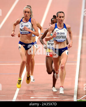 Great Britain's Eilish McColgan (à gauche) et Laura Weightman en action dans le final du 5 000 m féminin lors de la neuvième journée des Championnats du monde IAAF au Khalifa International Stadium, Doha, Qatar. Banque D'Images