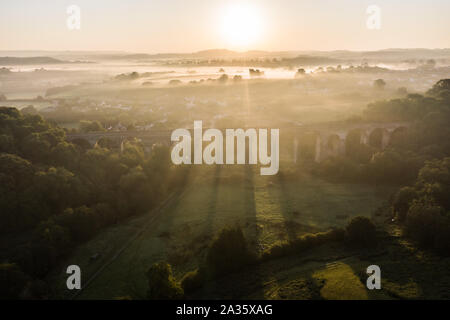 Pensford, Somerset, Royaume-Uni. 20 septembre 2019. Rayons de soleil du matin filtrer à travers les arches de Pensford viaduc à Somerset casting de grandes ombres. Banque D'Images