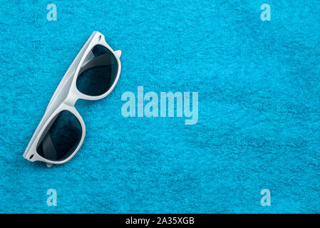 Les lunettes de soleil se coucher sur une serviette de couleur. Close-up. Banque D'Images