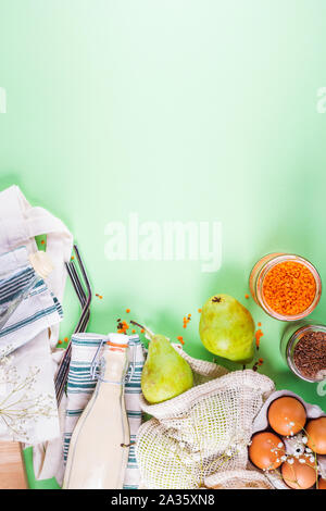 Zéro déchets food shopping accessoires et outils pour manger et boire. Sacs en coton, bocaux en verre, l'acier des pailles, bouteilles et serviettes réutilisables. Mise à plat Banque D'Images