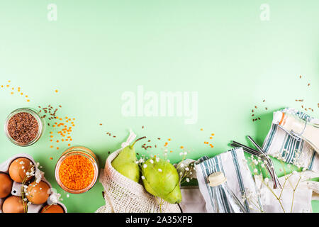 Zéro déchets food shopping accessoires et outils pour manger et boire. Sacs en coton, bocaux en verre, l'acier des pailles, bouteilles et serviettes réutilisables. Mise à plat Banque D'Images