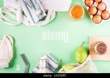 Zéro déchets food shopping accessoires et outils pour manger et boire. Sacs en coton, bocaux en verre, l'acier des pailles, bouteilles et serviettes réutilisables. Mise à plat Banque D'Images