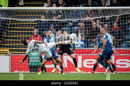 High Wycombe, Royaume-Uni. 05 Oct, 2019. Gardien Ryan Allsop de Wycombe Wanderers regarde Ivan Toney de Peterborough United frappe ses équipes 3e but durant le match de Ligue 1 pari du ciel entre Wycombe Wanderers et Peterborough à Adams Park, High Wycombe, en Angleterre, le 5 octobre 2019. Photo par Andy Rowland. Credit : premier Media Images/Alamy Live News Banque D'Images