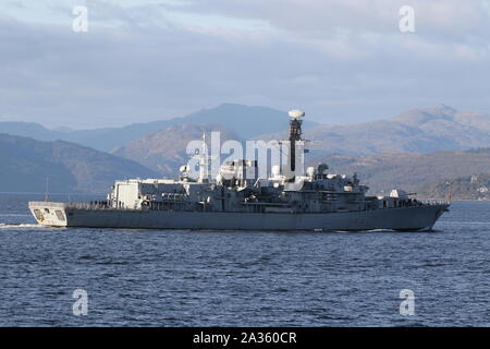 Le HMS Sutherland (F81), une frégate Type 23 utilisés par la Royal Navy, en passant Gourock à son arrivée pour l'exercice Joint Warrior 19-2. Banque D'Images