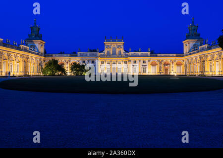 Varsovie, Pologne - 27 août 2019 : Palais de Wilanów (Polonais : Palac w Wilanowie) éclairés la nuit, Baroque résidence royale du roi Jean III Sobieski, Banque D'Images