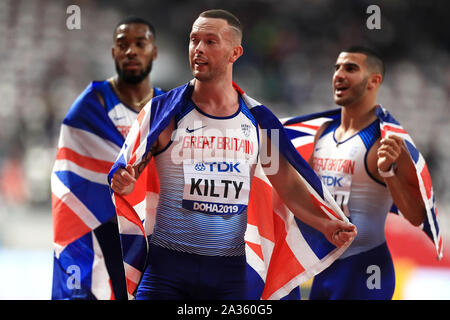 La Grande Bretagne Zharnel Hughes, Richard Kilty et Adam Gemili célébrer remportant l'argent au 4x100 mètres finale chez les hommes au cours de la neuvième journée des Championnats du monde IAAF au Khalifa International Stadium, Doha, Qatar. Banque D'Images