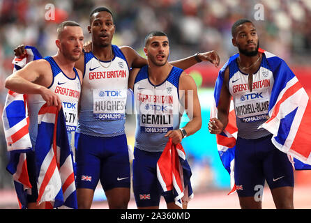 La société britannique Richard Kilty, Zharnel Gemili Adam Hughes, et Nethaneël, Mitchell-Blake après le 4x100 mètres finale chez les hommes au cours de la neuvième journée des Championnats du monde IAAF au Khalifa International Stadium, Doha, Qatar. Banque D'Images