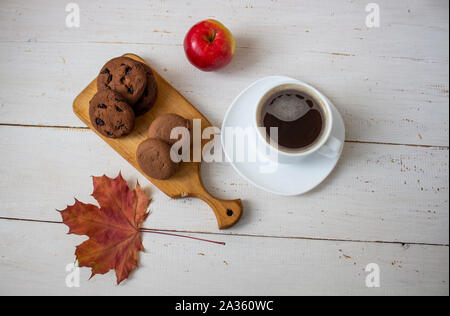 Le thé. Le thé vert. Tisane. Feuille de menthe. Plateau avec saveur de pomme. Du thé dans une tasse en verre avec apple les fleurs et les feuilles de thé séchées Banque D'Images