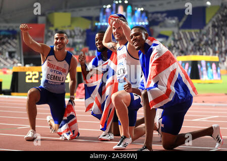 La société britannique Adam Gemili, Nethaneel, Mitchell-Blake Zharnel Hughes Richard Kilty et célèbre la victoire d'argent au 4x100 mètres finale chez les hommes au cours de la neuvième journée des Championnats du monde IAAF au Khalifa International Stadium, Doha, Qatar. Banque D'Images