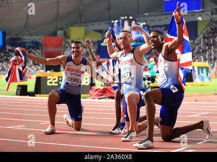 La société britannique Adam Gemili, Nethaneel, Mitchell-Blake Zharnel Hughes Richard Kilty et célèbre la victoire d'argent au 4x100 mètres finale chez les hommes au cours de la neuvième journée des Championnats du monde IAAF au Khalifa International Stadium, Doha, Qatar. Banque D'Images