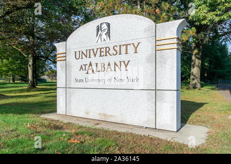 ALBANY,NY/USA - 29 septembre 2019 - panneau d'entrée et le logo sur le campus de l'université à Albany. Banque D'Images