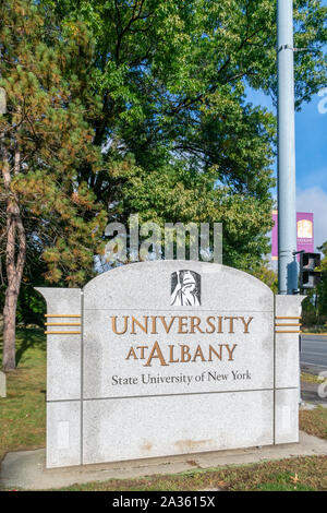ALBANY,NY/USA - 29 septembre 2019 - panneau d'entrée et le logo sur le campus de l'université à Albany. Banque D'Images