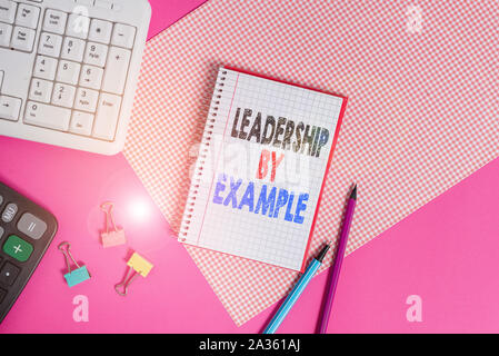 Signe texte montrant le leadership par l'exemple. Photo d'objets américains Devenir modèle pour montrant ont de grandes qualités et de calculer les équipements d'écriture Banque D'Images