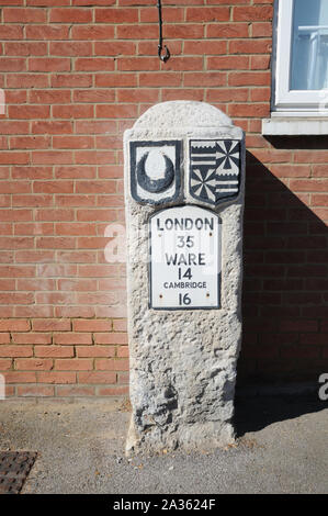 Jalon, Barkway, Hertfordshire, portant les armes du croissant de Trinity Hall, Cambridge. Un certain nombre de "trinité" jalons ont été mis en place par le Dr William W Banque D'Images