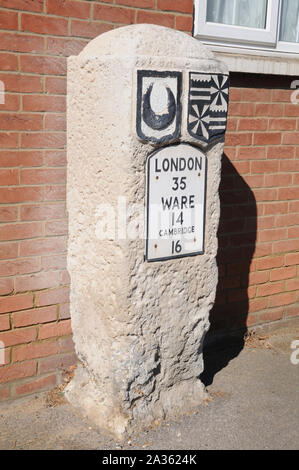 Jalon, Barkway, Hertfordshire, portant les armes du croissant de Trinity Hall, Cambridge. Un certain nombre de "trinité" jalons ont été mis en place par le Dr William W Banque D'Images