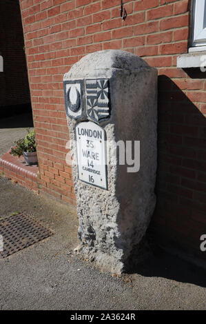 Jalon, Barkway, Hertfordshire, portant les armes du croissant de Trinity Hall, Cambridge. Un certain nombre de "trinité" jalons ont été mis en place par le Dr William W Banque D'Images