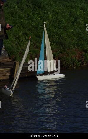 Yachting sur le modèle Exeter Ship Canal. Devon, Royaume-Uni. Banque D'Images