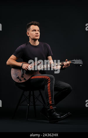 Touche Bas portrait d'un homme chantant et jouant de la guitare electro Banque D'Images