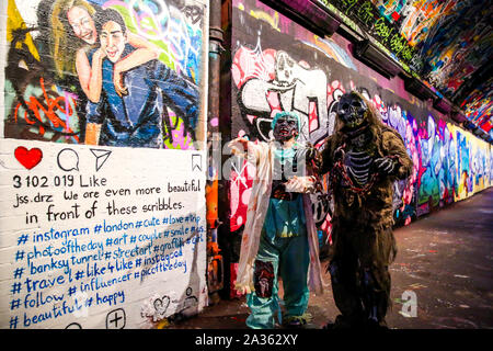 Leake Street, Londres. UK 5 Oct 2019 - Zombies avec maquillage imbibées de sang et portant les costumes participent à la Journée mondiale de zombie Zombie avant la promenade à travers les rues du centre de Londres la collecte de fonds pour l'organisme de bienfaisance. Credit : Dinendra Haria/Alamy Live News Banque D'Images