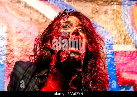 Leake Street, Londres. UK 5 Oct 2019 - Zombies avec maquillage imbibées de sang et portant les costumes participent à la Journée mondiale de zombie Zombie avant la promenade à travers les rues du centre de Londres la collecte de fonds pour l'organisme de bienfaisance. Credit : Dinendra Haria/Alamy Live News Banque D'Images