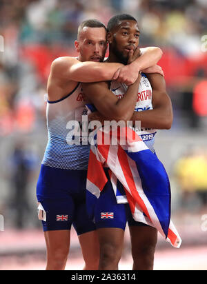 La société britannique Richard Kilty (à gauche), et Nethaneël Mitchell-Blake après le 4x100 mètres finale chez les hommes au cours de la neuvième journée des Championnats du monde IAAF au Khalifa International Stadium, Doha, Qatar. Banque D'Images