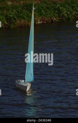 Yachting sur le modèle Exeter Ship Canal. Devon, Royaume-Uni. Banque D'Images