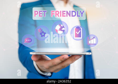 Écrit remarque montrant les animaux de compagnie. Pour concept d'affaires utilisé pour décrire un lieu qui est adapté ou admis pour les animaux de l'homme costume formel usure prés Banque D'Images