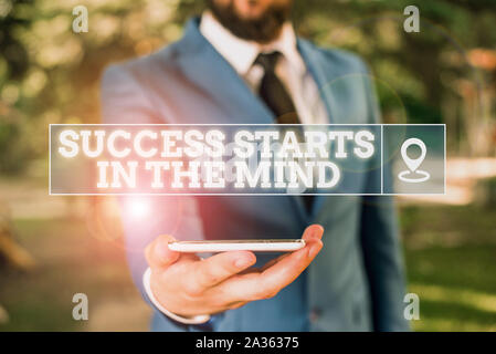 Texte de l'écriture écrit le succès débute dans l'esprit. Avoir des pensées positives photo conceptuelle accomplir ce que vous voulez Businessman in blue suite est Banque D'Images