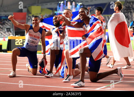 La société britannique Adam Gemili, Nethaneel, Mitchell-Blake Zharnel Hughes Richard Kilty et célèbre la victoire d'argent au 4x100 mètres finale chez les hommes au cours de la neuvième journée des Championnats du monde IAAF au Khalifa International Stadium, Doha, Qatar. Banque D'Images