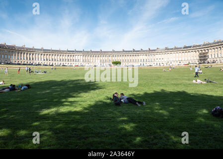 Bath, Somerset, Royaume-Uni. 14 septembre 2019. Les gens font le plus de l'accueil chaleureux au Royal Sun Septembre Green Crescent, Bath. Banque D'Images