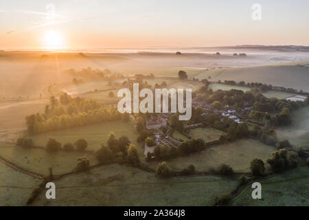 Avebury, Wiltshire, Royaume-Uni. 14 septembre 2019. ImagesAutumnal aérienne d'Avebury village, y compris le cercle de pierres néolithiques au lever du soleil. Banque D'Images