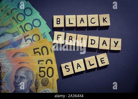 Vente Vendredi noir en 3d lettres alphabet en bois avec des billets en dollar australien dénomination Banque D'Images