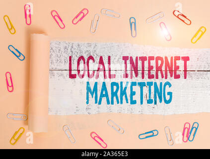 Texte de l'écriture Marketing Internet local. Photo conceptuelle utilisent les moteurs de recherche pour les examens et d'affaires Liste Banque D'Images