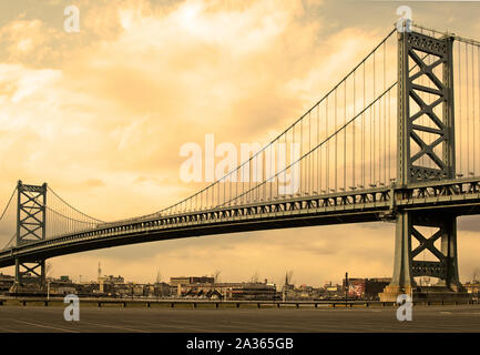 Washington memorial bridge over river, Philadelphia, PA > Banque D'Images