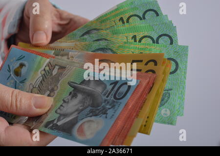 Billets australiens dans les mains d'une femme, de dissimulation de l'argent, selective focus Banque D'Images