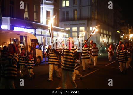 Eastbourne, Royaume-Uni. 5e octobre 2019. Revelers a assisté à l'assemblée annuelle d'Eastbourne Bonfire Night procession le long de la mer jusqu'à ce soir et un énorme feu d'artifice sur la plage. Eastbourne, East Sussex, UK. Credit : Ed Brown/Alamy Live News Banque D'Images