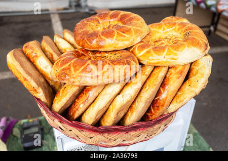 Délicieux pains plats traditionnels ouzbek avec des graines de sésame du tandir Banque D'Images