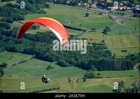 Parapente en plein vol au-dessus de volcans du Puy de Dôme dans le massif central près de Clermont-Ferrand Banque D'Images