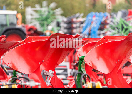 Détail de la machine de l'agriculture dans les temps difficiles. Close up de parties en acier, tubes, engrenages, roues, pneus, Système hydraulique avec la pluie. Banque D'Images