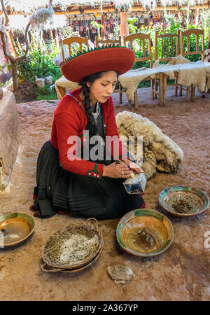 Vallée Sacrée, Pérou - 05/21/2019 : Local village péruvien women making textiles colorés au site textile à Chinchero, Pérou. Banque D'Images