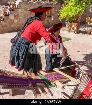 Vallée Sacrée, Pérou - 05/21/2019 : Local village péruvien women making textiles colorés au site textile à Chinchero, Pérou. Banque D'Images