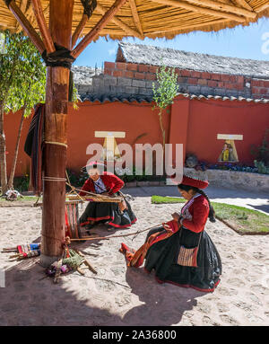 Vallée Sacrée, Pérou - 05/21/2019 : Local village péruvien women making textiles colorés au site textile à Chinchero, Pérou. Banque D'Images