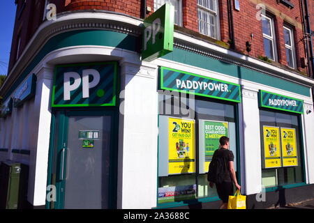 De l'extérieur d'un bureau de paris Paddy Power sur Wilmslow Road à Manchester, UK Banque D'Images