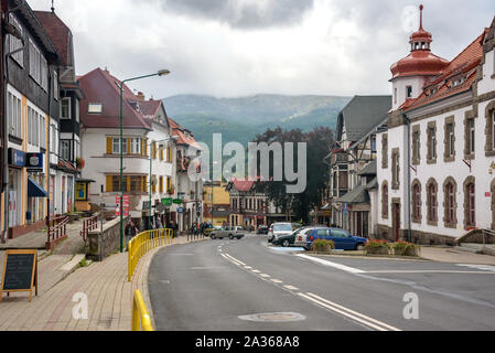 Szklarska Poreba, Pologne - 9 septembre 2019 : vue sur la rue principale de Szklarska Poreba, ville bien connue tourist resort à Giant Mountains Banque D'Images