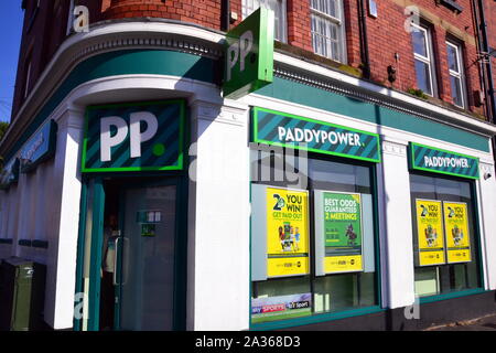 De l'extérieur d'un bureau de paris Paddy Power sur Wilmslow Road à Manchester, UK Banque D'Images