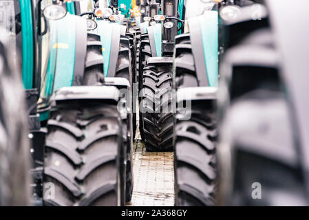 Détail de la machine de l'agriculture dans les temps difficiles. Tracteur close up of black, avec des gouttes de pluie. Banque D'Images