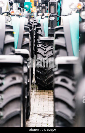 Détail de la machine de l'agriculture dans les temps difficiles. Tracteur close up of black, avec des gouttes de pluie. Banque D'Images