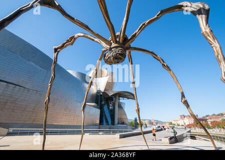 Bilbao - Maman à l'extérieur de la sculpture araignée Guggenheim Museum, Bilbao, Espagne Banque D'Images