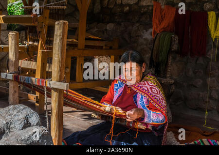 Vallée Sacrée, Pérou - 05/21/2019 : Local village péruvien femme faisant des textiles faits à la main à l'Awanacancha site Textile au Pérou en dehors de Cu Banque D'Images